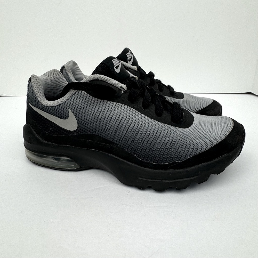Nike Air Max Invigor Athletic Sneakers. Boys Youth Size 4. Black Gray